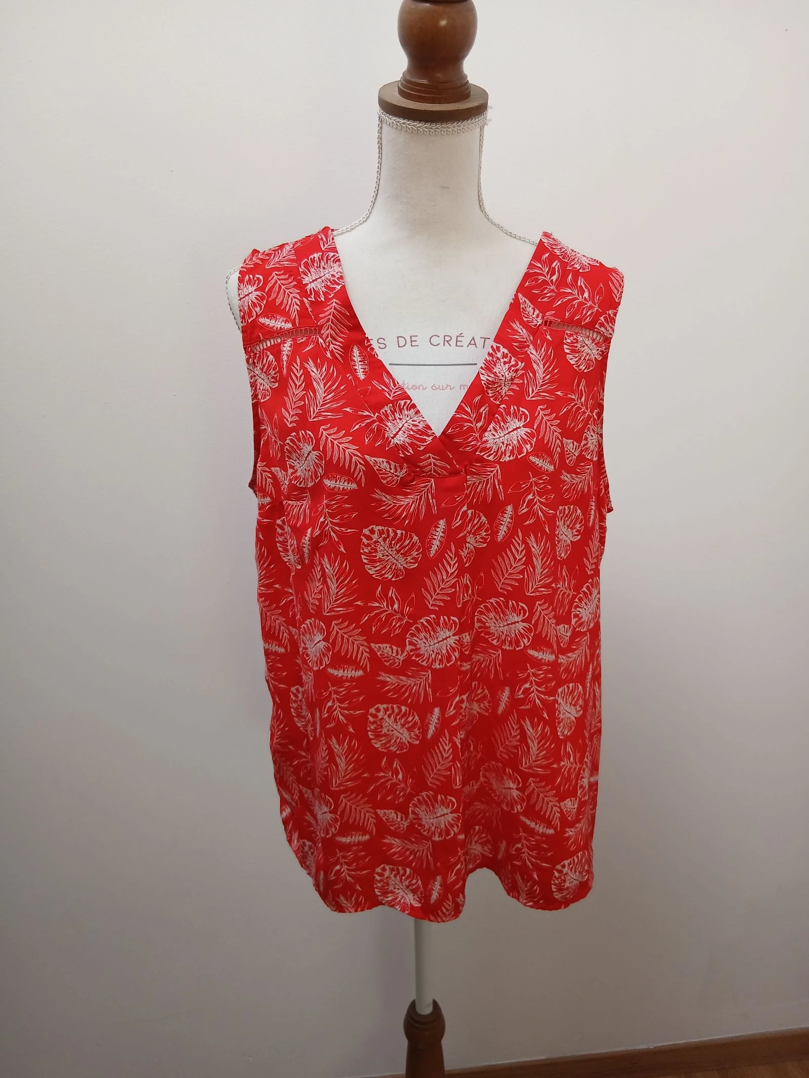 Blouse sans manches rouge et banc taille 44 Lahalle